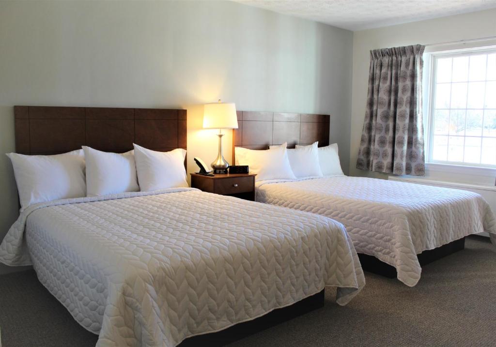 una camera d'albergo con due letti e una finestra di Shenvalee Golf Resort a New Market