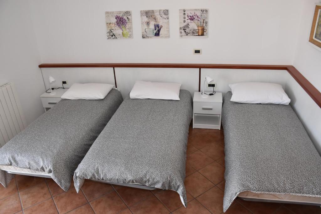 Łóżko lub łóżka w pokoju w obiekcie Rooms and Apartments Robert