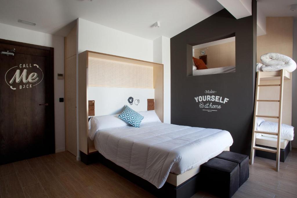 Postel nebo postele na pokoji v ubytování Toc Hostel Sevilla