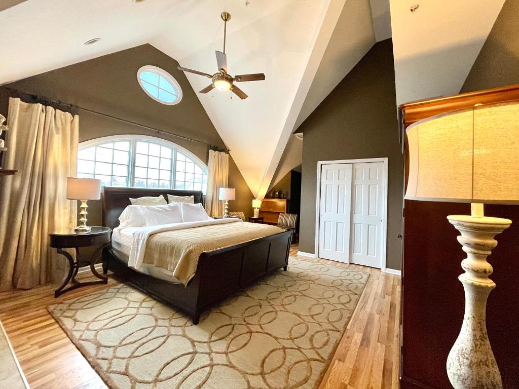 Inn on Main Hotel - King Suite (301)
