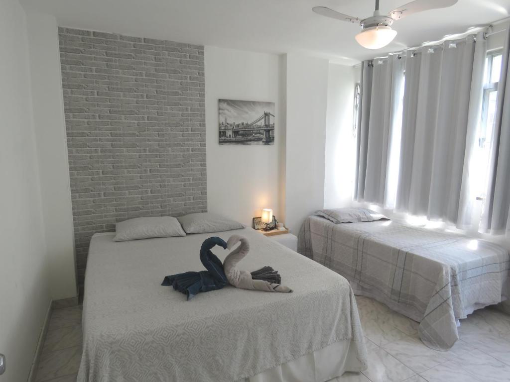 dos cisnes están sentados en dos camas en una habitación en Leblon apartment - Two bedroom,, en Río de Janeiro