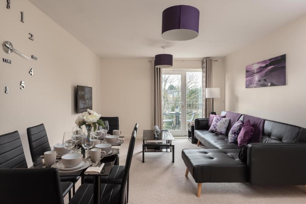 Virexxa Bletchley - Executive Suite - 2Bed Flat with Free Parking - Housity