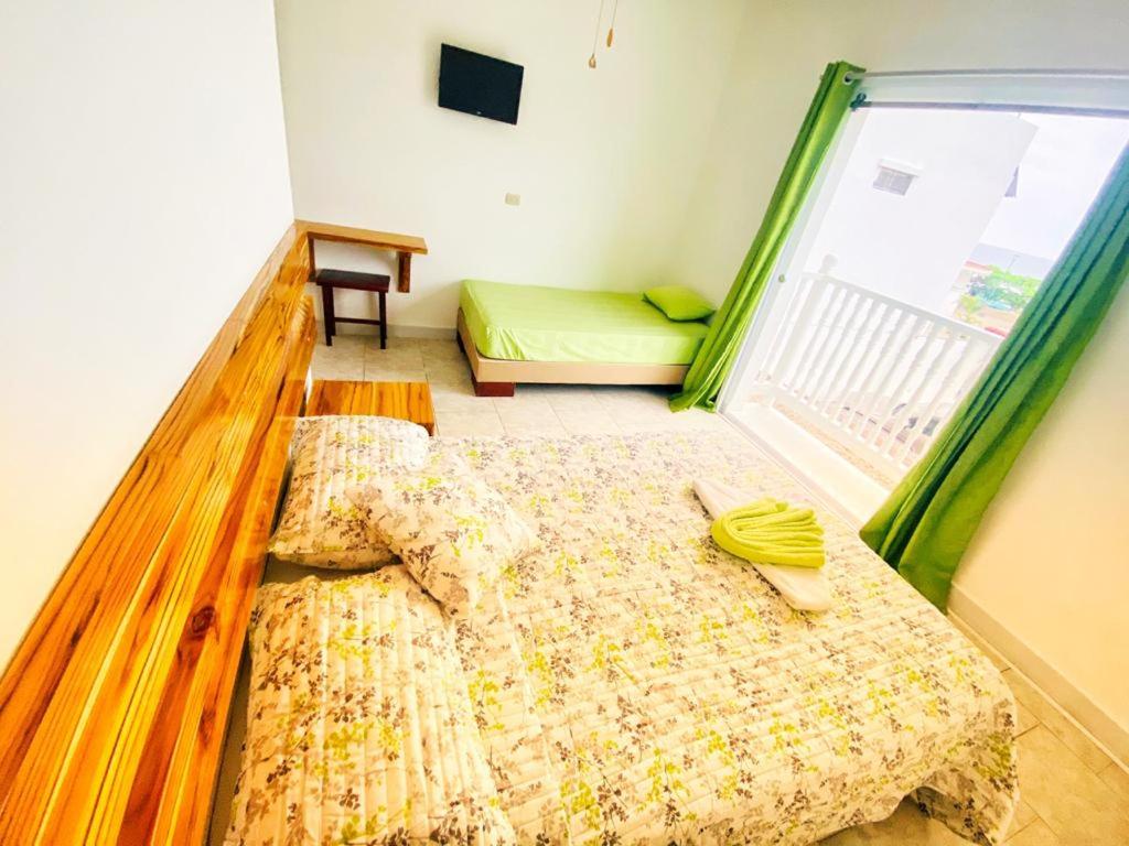 Postel nebo postele na pokoji v ubytování Whale House Hotel