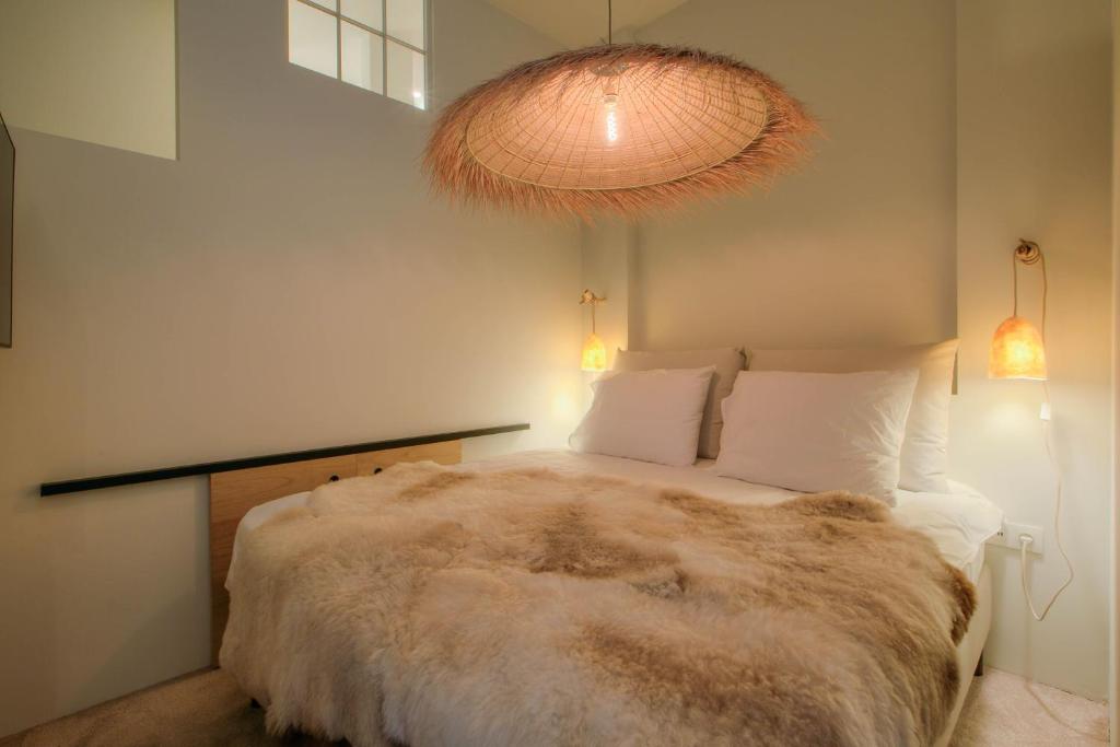 1 dormitorio con 1 cama grande y 1 cama grande en Logie Marie with hottub in the garden, en Lembeke