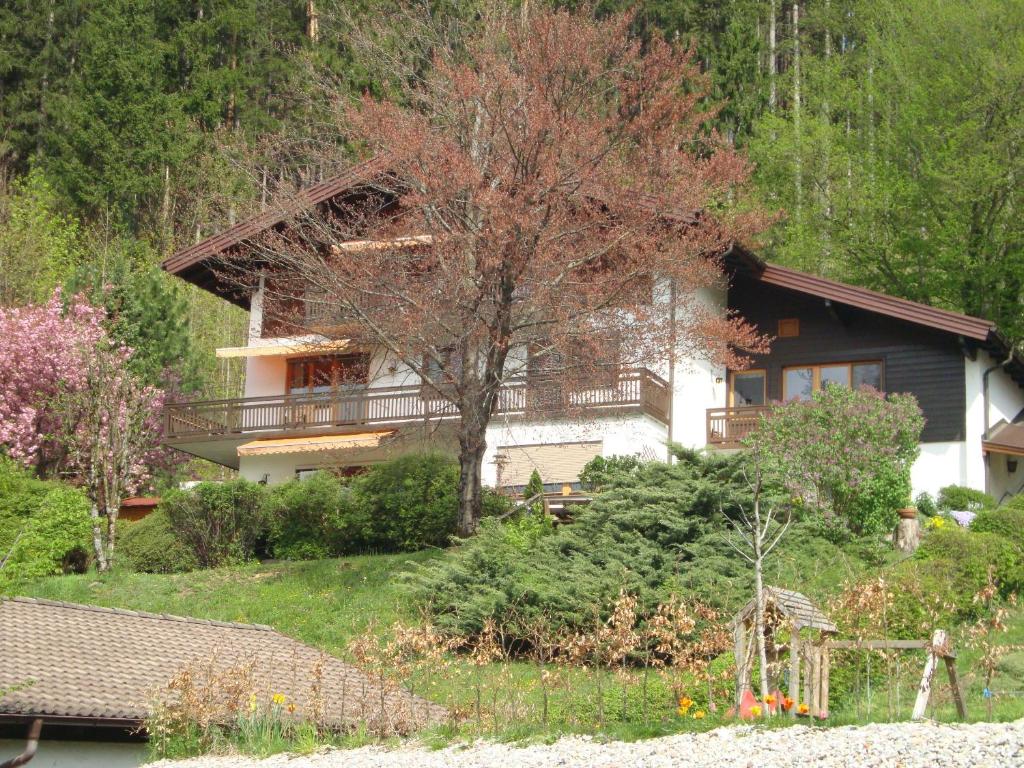 ein Haus an der Seite eines Hügels in der Unterkunft Haus Margrit Ferienwohnung in Sonnenlage in Golling an der Salzach
