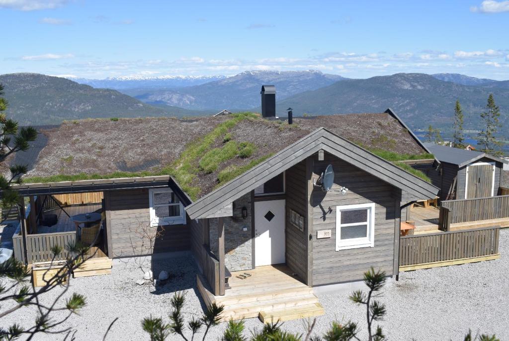 una casa con un techo de hierba encima en Ferienhaus Fjellblikken, en Sinnes