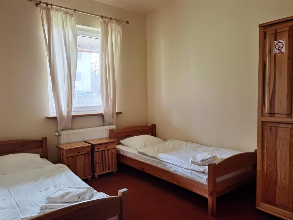 Posteľ alebo postele v izbe v ubytovaní Hotelik Dworek Legnickie Pole 4km od Legnicy