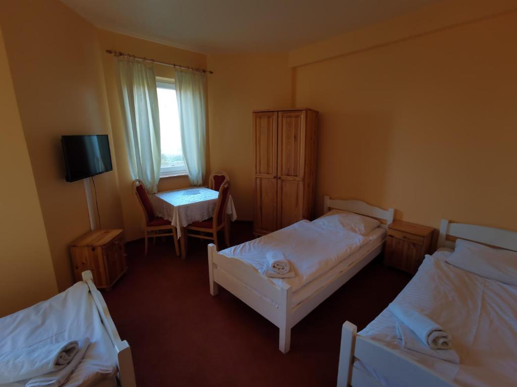 Posteľ alebo postele v izbe v ubytovaní Hotelik Dworek Legnickie Pole 4km od Legnicy