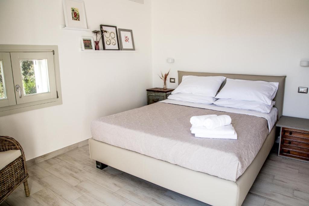 Een bed of bedden in een kamer bij Oliveto Bed and Breakfast