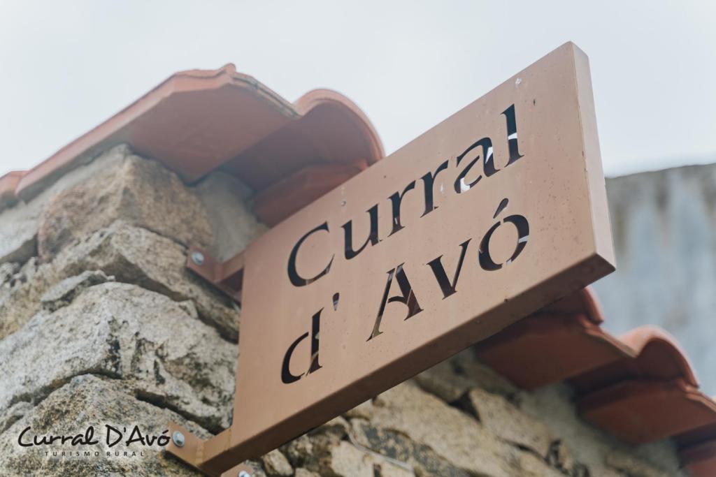 Curral D Avó Turismo Rural & SPA في Caçarelhos: علامة الشارع على جانب المبنى