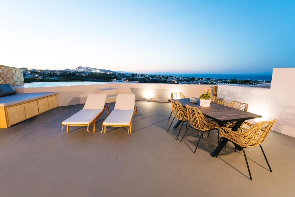 Posezení v ubytování Amer Villa Santorini with outdoor hot tub