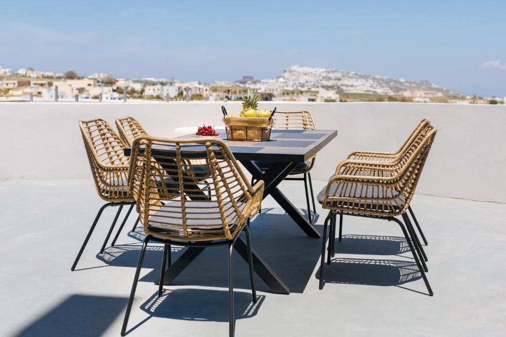 Balkón nebo terasa v ubytování Amer Villa Santorini with outdoor hot tub