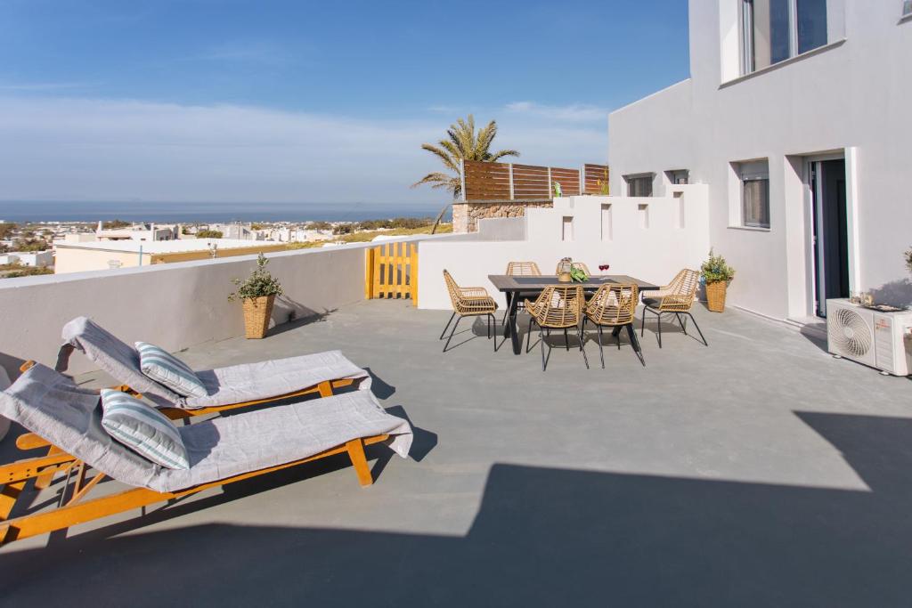 Balkón nebo terasa v ubytování Amer Villa Santorini with outdoor hot tub