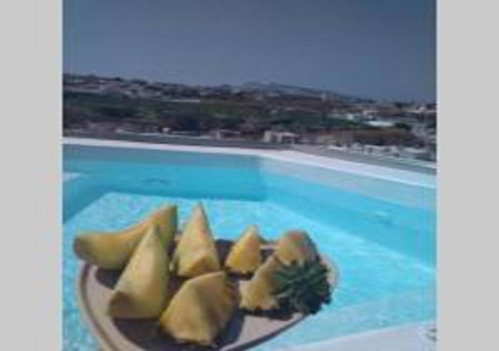 Bazén v ubytování Amer Villa Santorini with outdoor hot tub nebo v jeho okolí