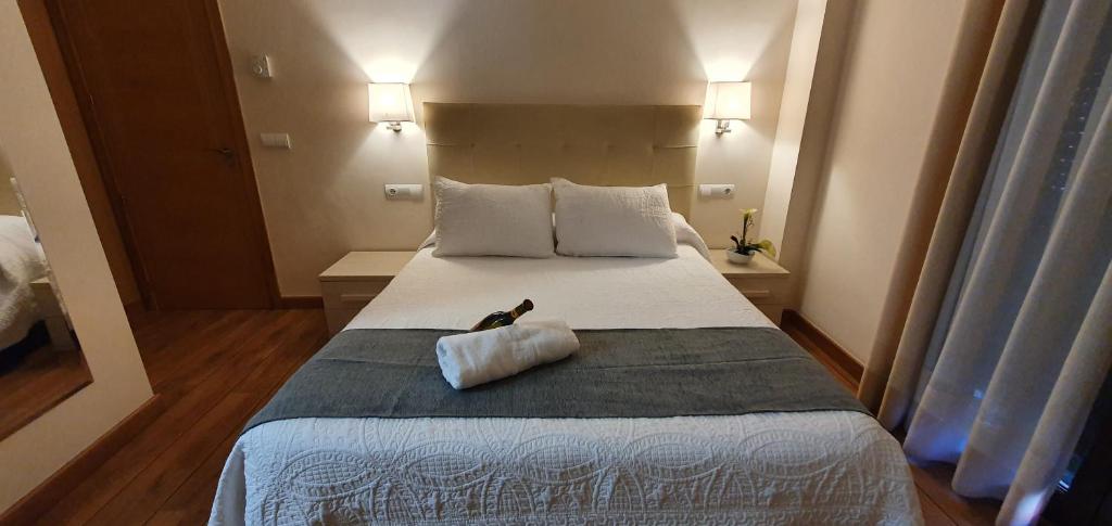 una habitación de hotel con una cama con una bolsa. en Hotel Casa Ramon Molina Real, en Molinaseca
