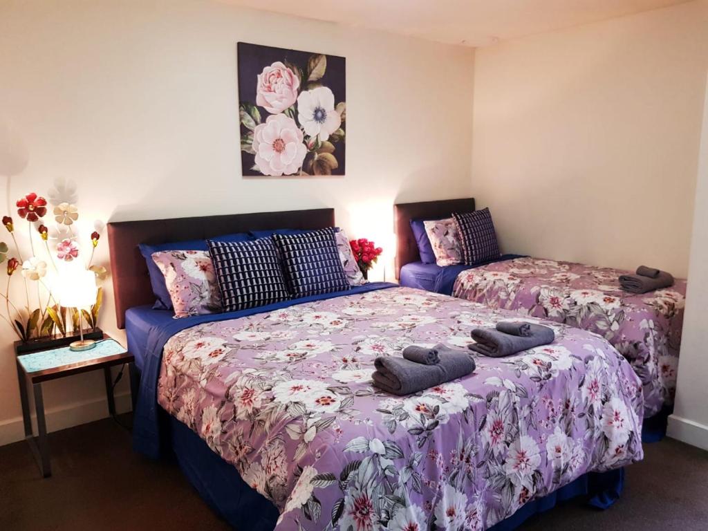 En eller flere senge i et værelse på Mountain View City Apartment