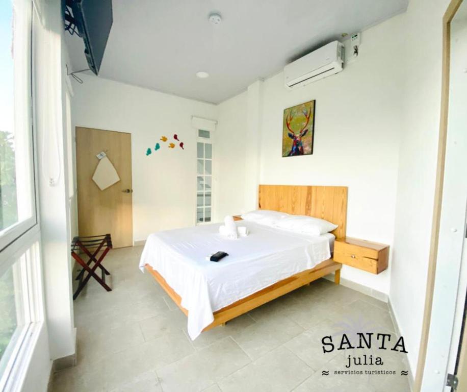 a bedroom with a white bed in a room at Alojamiento Santa Julia in San Andrés