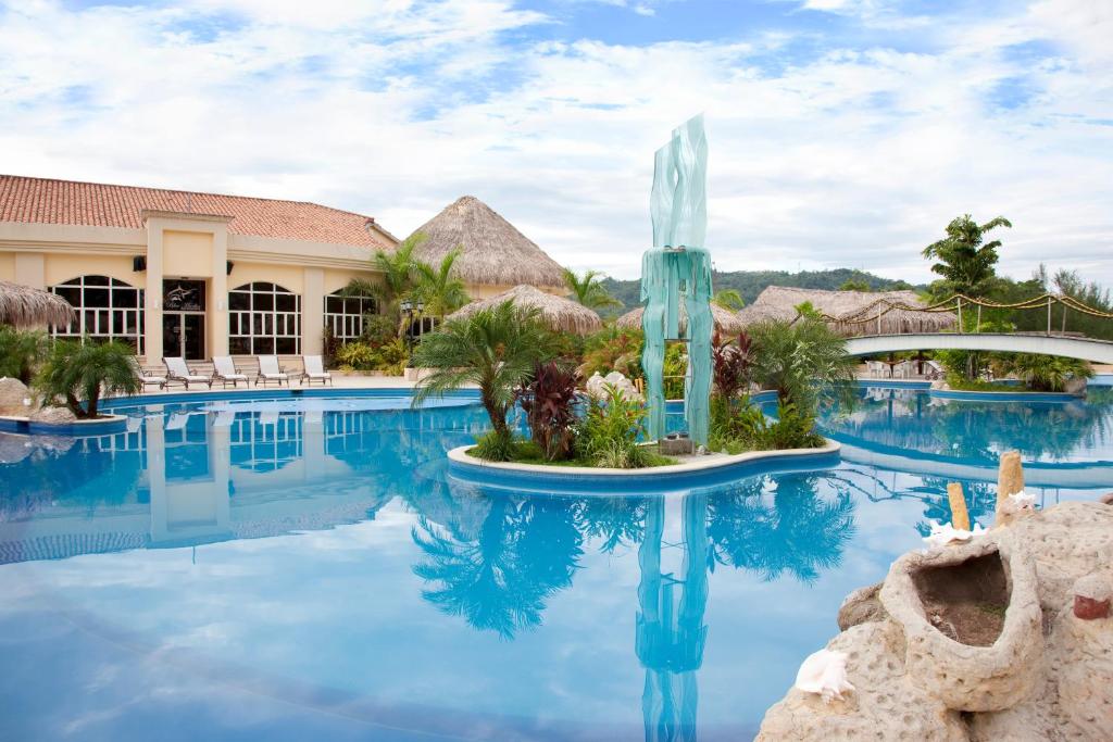 a view of the pool at the resort at La Ensenada Beach Resort in Tela