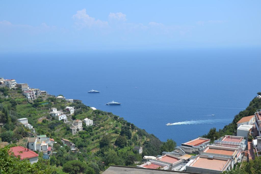 Una vista de una ciudad en una colina junto al agua en Casa Almary, en Amalfi