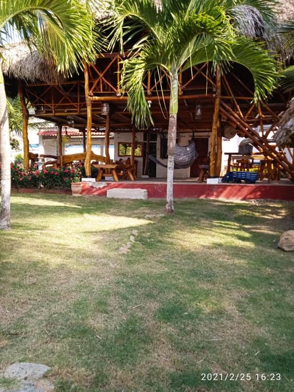 SE ALQUILA CABAÑA EN SANTA VERONICA - A 1 MINUTO A PIE DE LA PLAYA - CAPACIDAD 10-12 PERSONAS