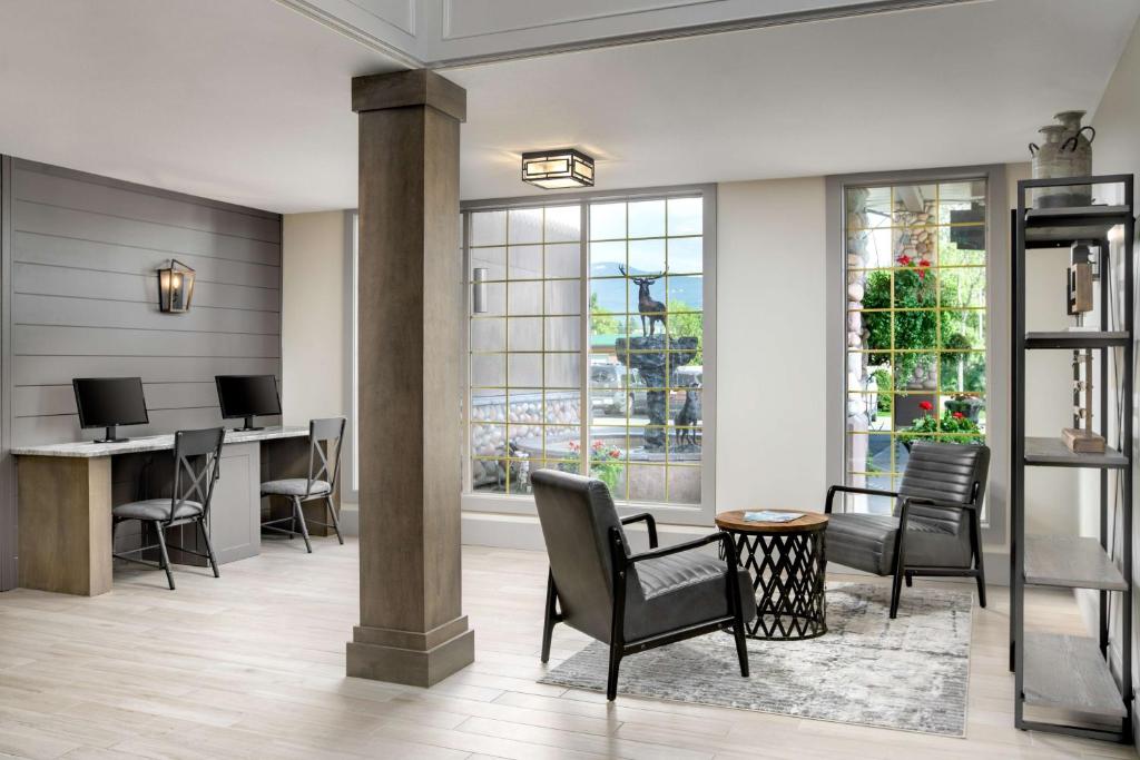 Posezení v ubytování Prestige Rocky Mountain Resort Cranbrook, WorldHotels Crafted