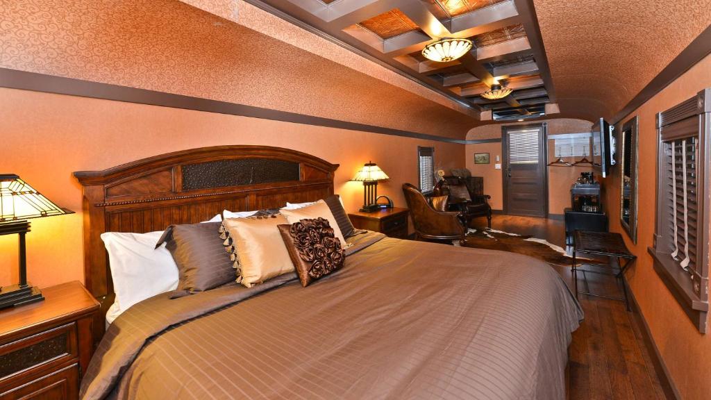 Postel nebo postele na pokoji v ubytování Prestige Rocky Mountain Resort Cranbrook, WorldHotels Crafted