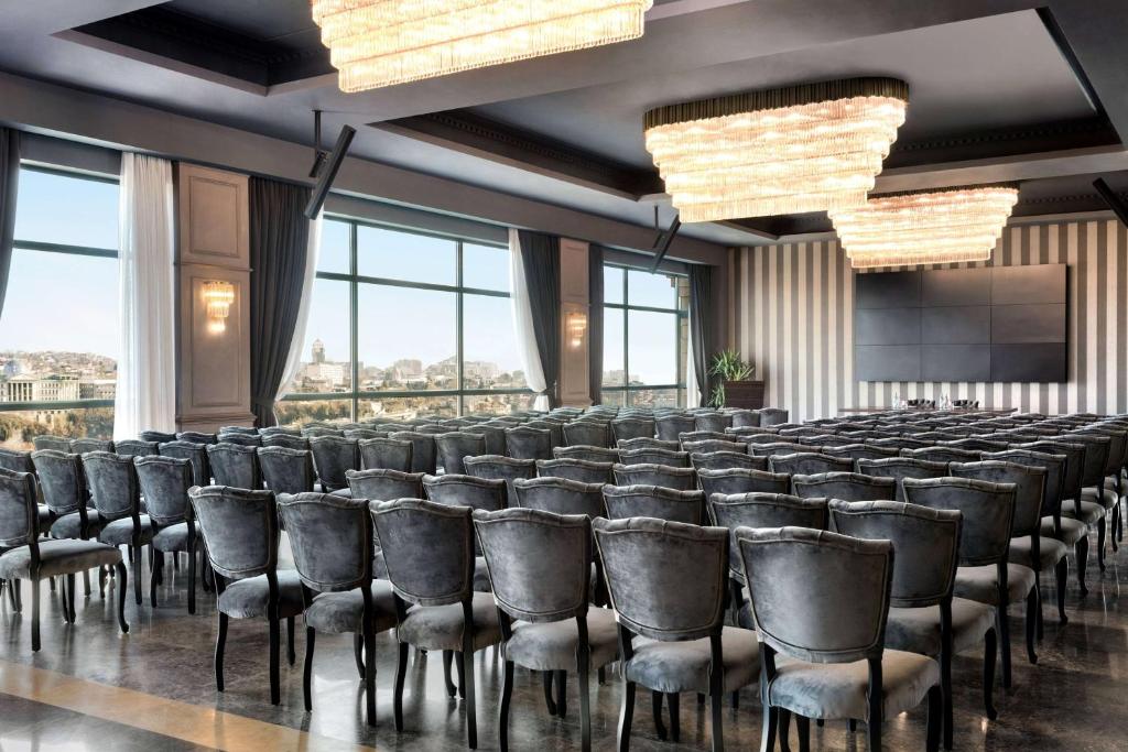Posezení v ubytování Wyndham Grand Tbilisi