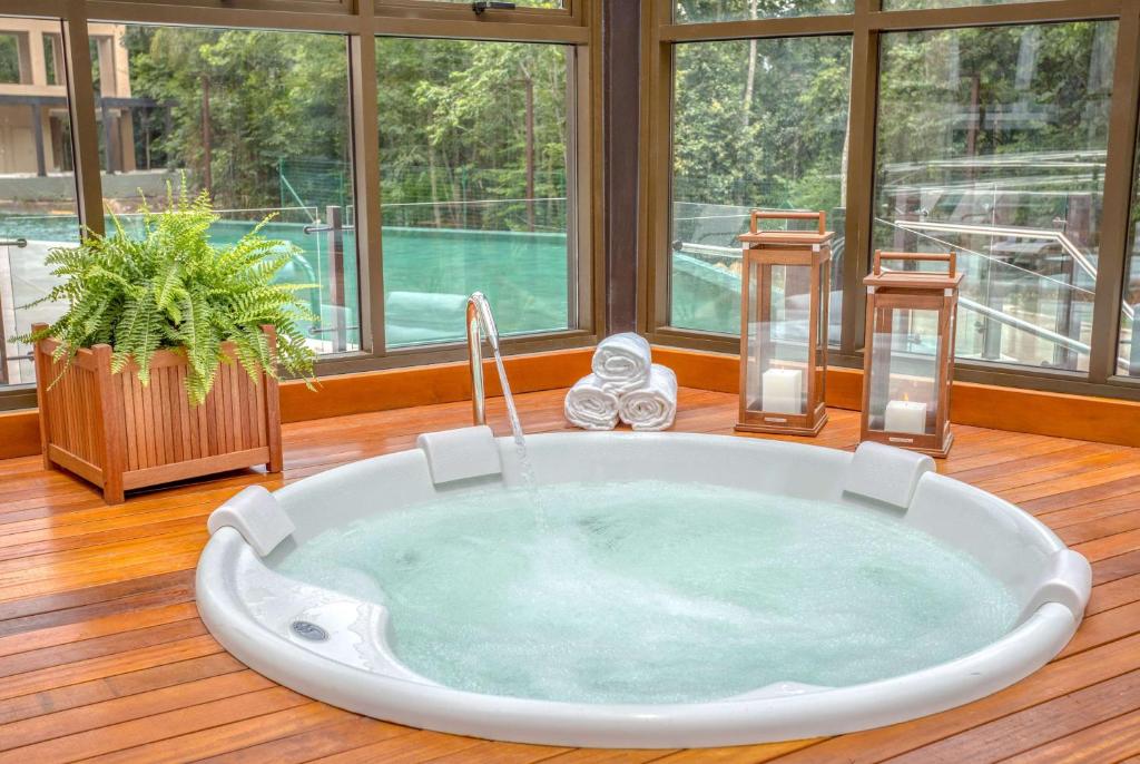 Bazén v ubytování Wyndham Gramado Termas Resort & Spa nebo v jeho okolí