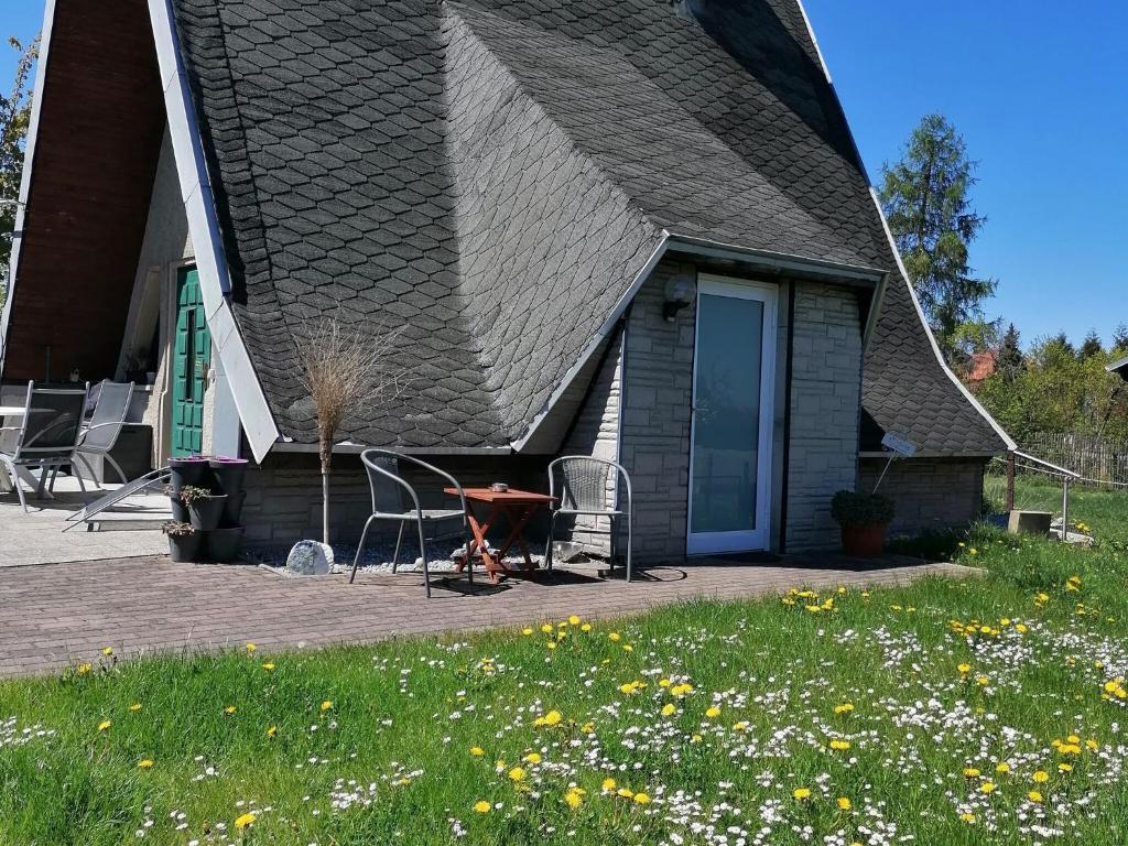 una casa con techo de gambrel y patio en Holiday Home in H ttenrode with private terrace en Hüttenrode