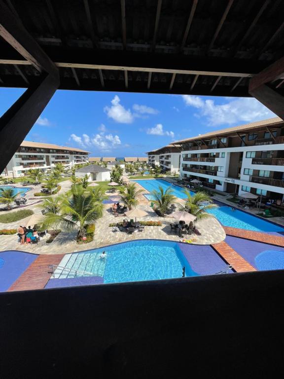 - une vue sur la piscine du complexe bordée de palmiers dans l'établissement Cupe Beach Living Porto de Galinhas, à Porto de Galinhas