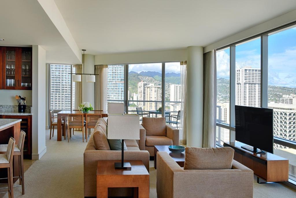 TV a/nebo společenská místnost v ubytování Ka Laʻi Waikiki Beach, LXR Hotels & Resorts