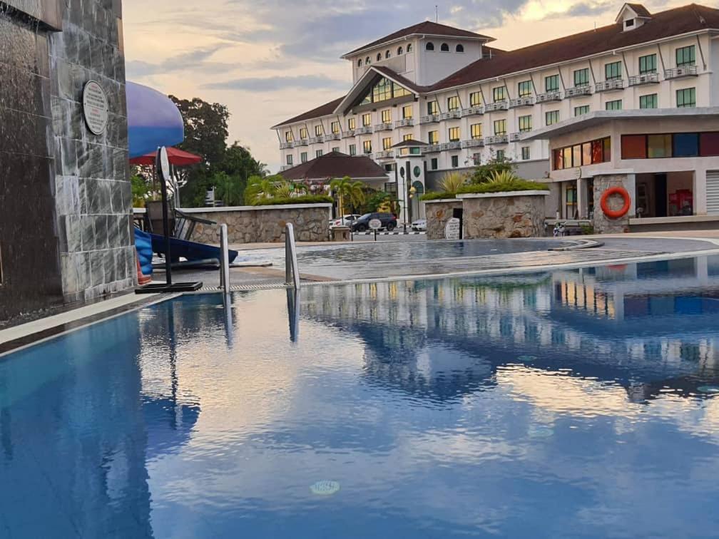 una piscina de agua frente a un hotel en Klana Beach Resort Port Dickson, en Port Dickson