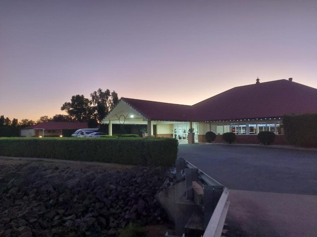 a house with a car parked in front of it at Emerald Explorers Inn in Emerald