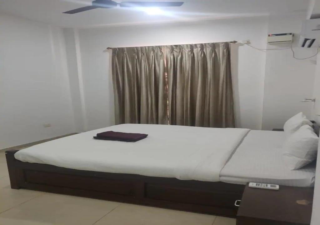 uma cama grande num quarto com uma janela em Areia De Goa - Sunset By Leela Homes em Arpora