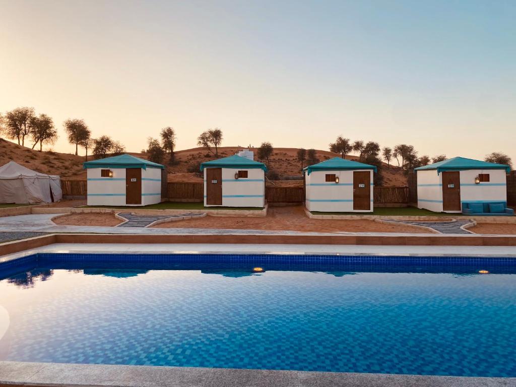Bazén v ubytování Bedouin Oasis Desert Camp- Ras Al Khaimah nebo v jeho okolí