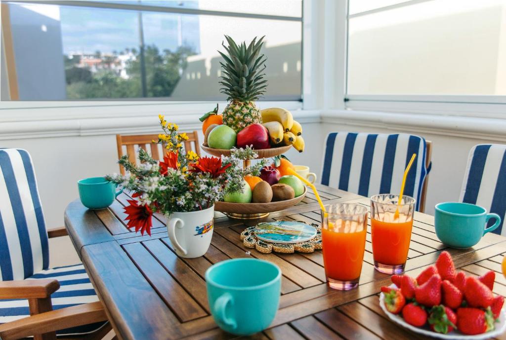una mesa con un bol de fruta y zumo en Dimora del Sole, en Torre Pali