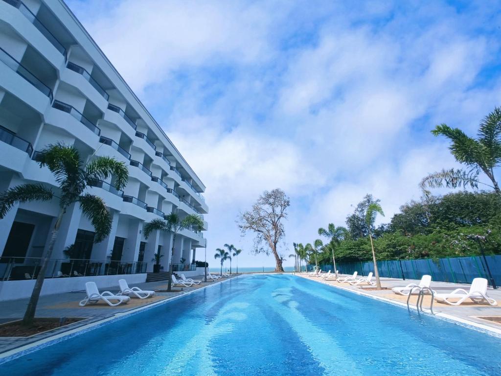 Bazén v ubytování Pacific Regency Beach Resort, Port Dickson nebo v jeho okolí