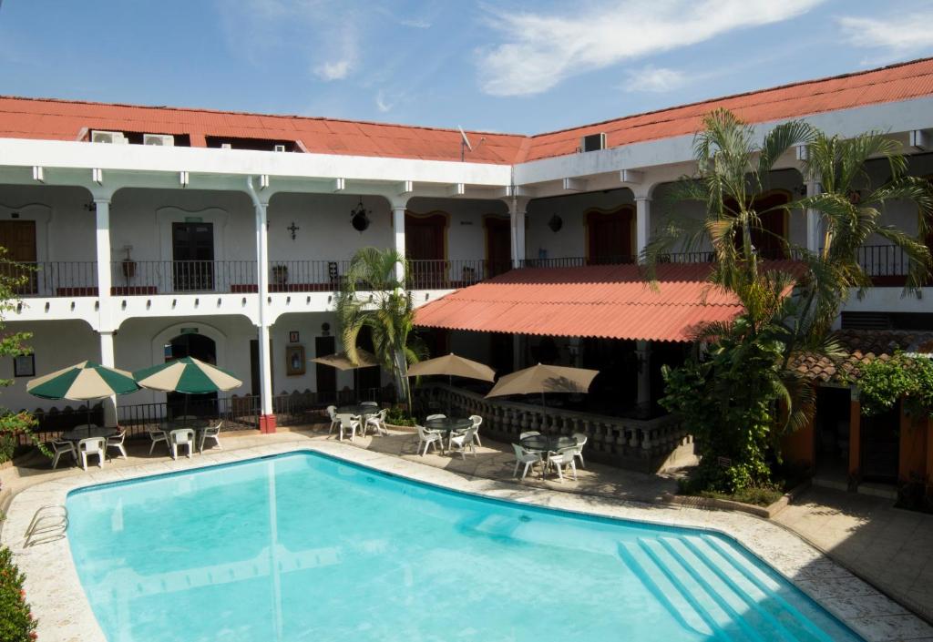 Blick auf den Innenhof eines Hotels mit Pool in der Unterkunft Hotel Posada de Don José in Retalhuleu