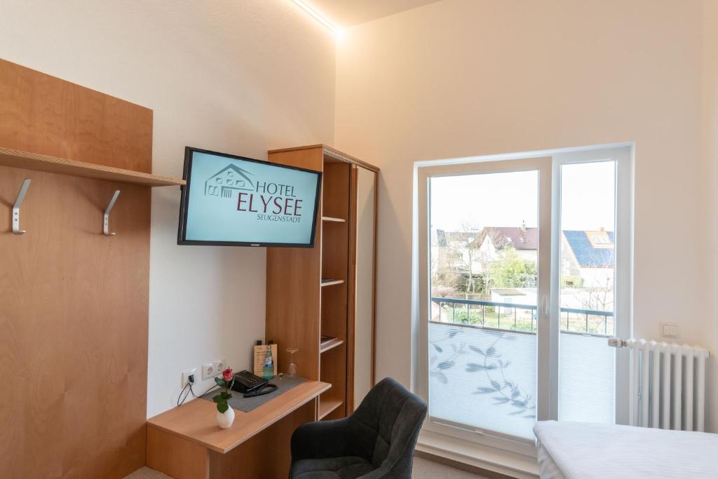 TV a/nebo společenská místnost v ubytování Hotel Elysee