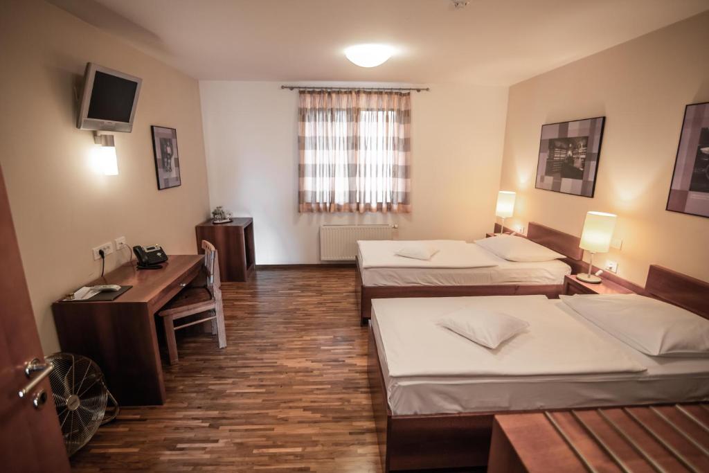 Postel nebo postele na pokoji v ubytování Hotel Dvor Jezersek Brnik