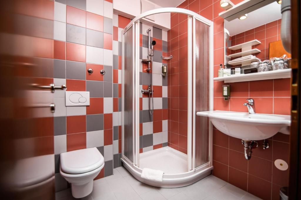 Koupelna v ubytování Hotel Dvor Jezersek Brnik