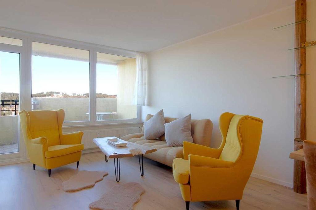 sala de estar con sofá y 2 sillas en Apartment 581 en Hohegeiß