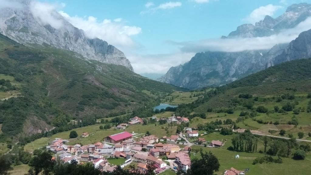 z góry widok na wioskę w górach w obiekcie Apartamento Picos de Europa w mieście Santa Maria de Valdeón
