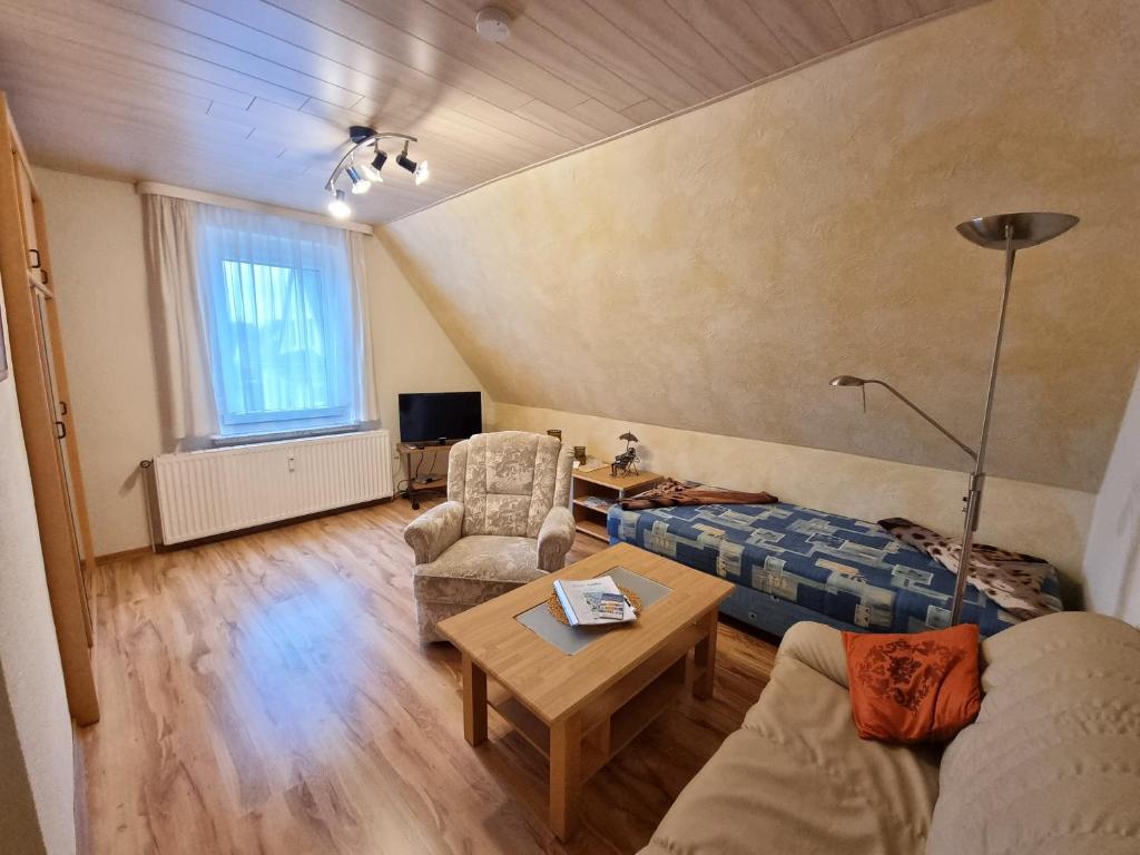ein Wohnzimmer mit Sofa und Tisch in der Unterkunft Ferienwohnung Seestern Ückeritz in Ückeritz