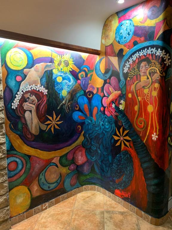 ein Gemälde an der Wand eines Zimmers in der Unterkunft Hotel Brial in Perillo