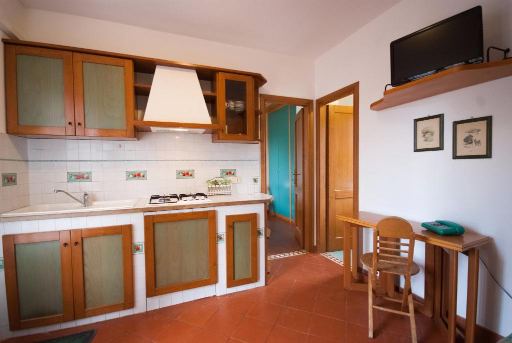 Kuchnia lub aneks kuchenny w obiekcie Residence Le Grazie Est