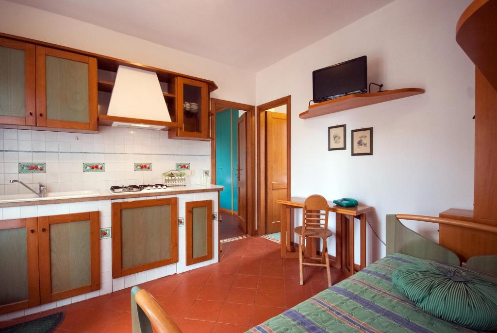 Kuchnia lub aneks kuchenny w obiekcie Residence Le Grazie Est