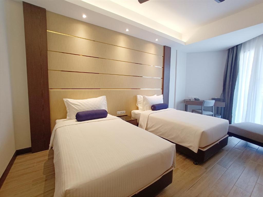 Postel nebo postele na pokoji v ubytování Pacific Regency Beach Resort, Port Dickson