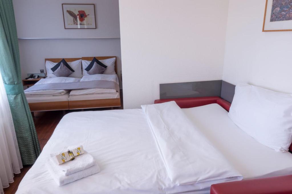 Postel nebo postele na pokoji v ubytování Hotel Krone Unterstrass