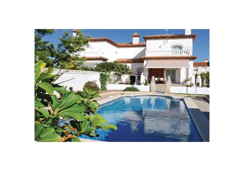 a house with a swimming pool in front of it at PRECIOSA CASA CON PISCINA AL LADO DE LA PLAYA in Miami Platja